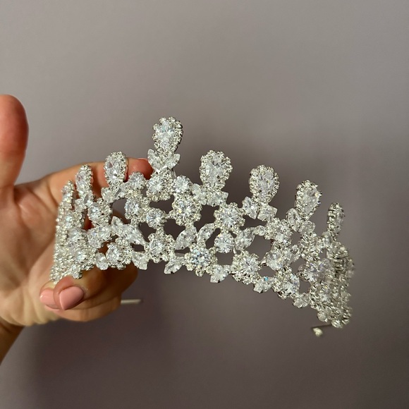 Cubic Zirconia Bridal Tiara / Headpiece/ Crown / Accessory / Wedding - Picture 5 of 8